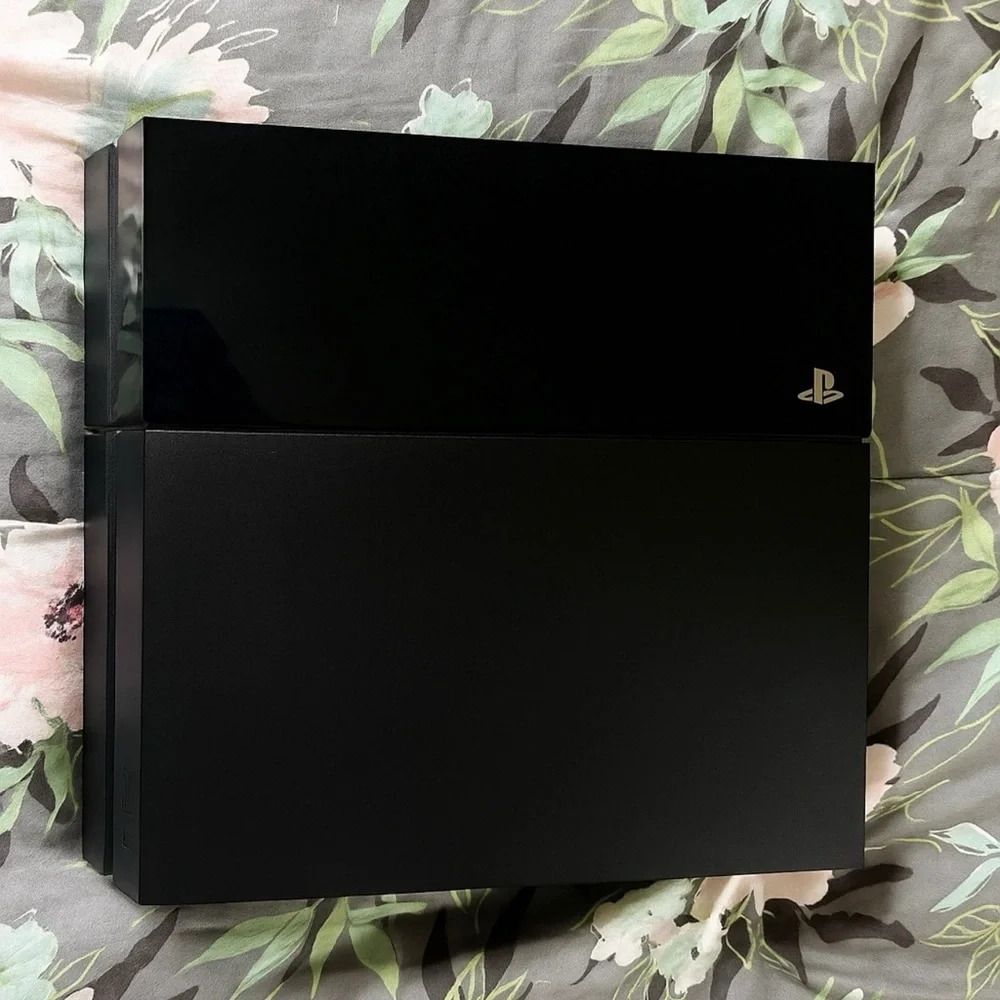 Sony PlayStation 4 (PS4)
